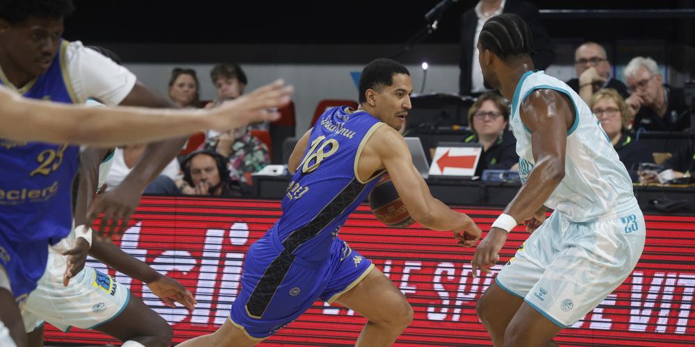 Basket. Pro B. Boulazac (maillot bleu) contre Pau-Lacq-Orthez. Marcos Suka-Umu