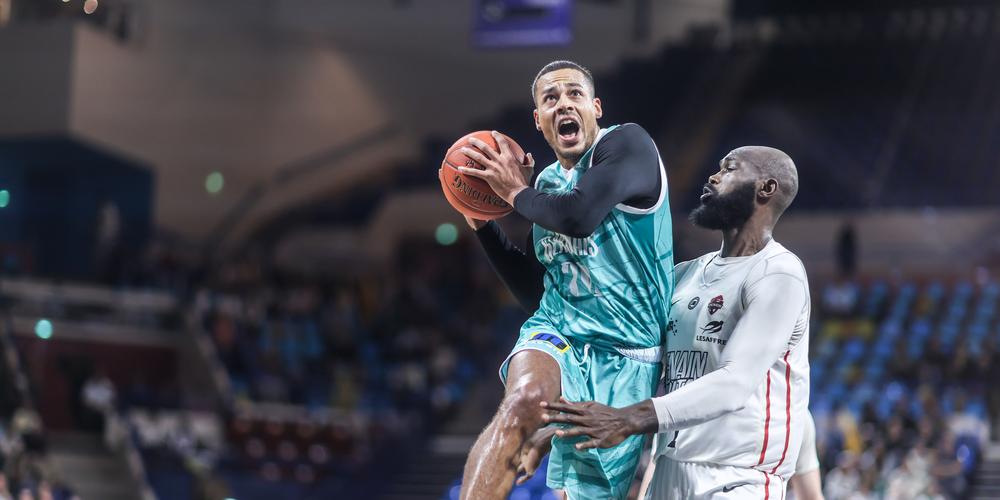 Match de basket de PRO B opposant l' Elan Bearnais à Denain , au Palais des sports de Pau le 4 octobre 2024 .